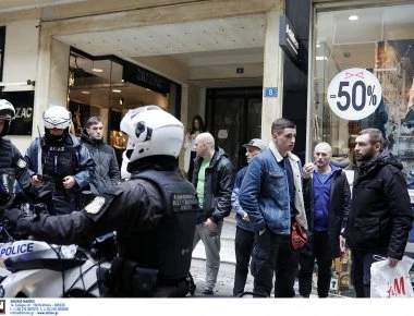 Κολωνάκι: 60 «θερμοί» οπαδοί της Ντιναμό Κιέβου έσπασαν ανενόχλητοι κεντρικό καφέ της Τσακάλωφ (φωτό, βίντεο)